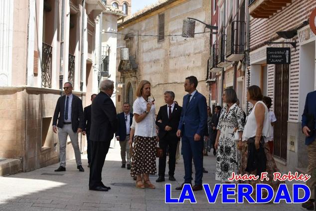 Antes de abandonar la ciudad, la Infanta Elena recorrió la calle Mayor y entró al convento de San José, Fundación de Santa Teresa de Jesús. 