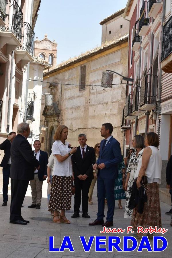 Antes de abandonar la ciudad, la Infanta Elena recorrió la calle Mayor y entró al convento de San José, Fundación de Santa Teresa de Jesús. 