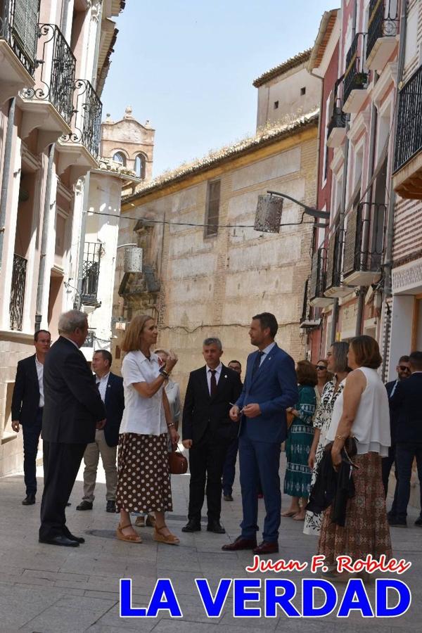 Antes de abandonar la ciudad, la Infanta Elena recorrió la calle Mayor y entró al convento de San José, Fundación de Santa Teresa de Jesús. 
