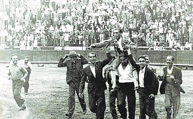 Imagen principal - Barrera abrió la puerta grande en Barcelona al poco de acabar la Guerra Civil. El disco de pizarra con la grabación y el anuncio en la Feria de Murcia en 1942. 