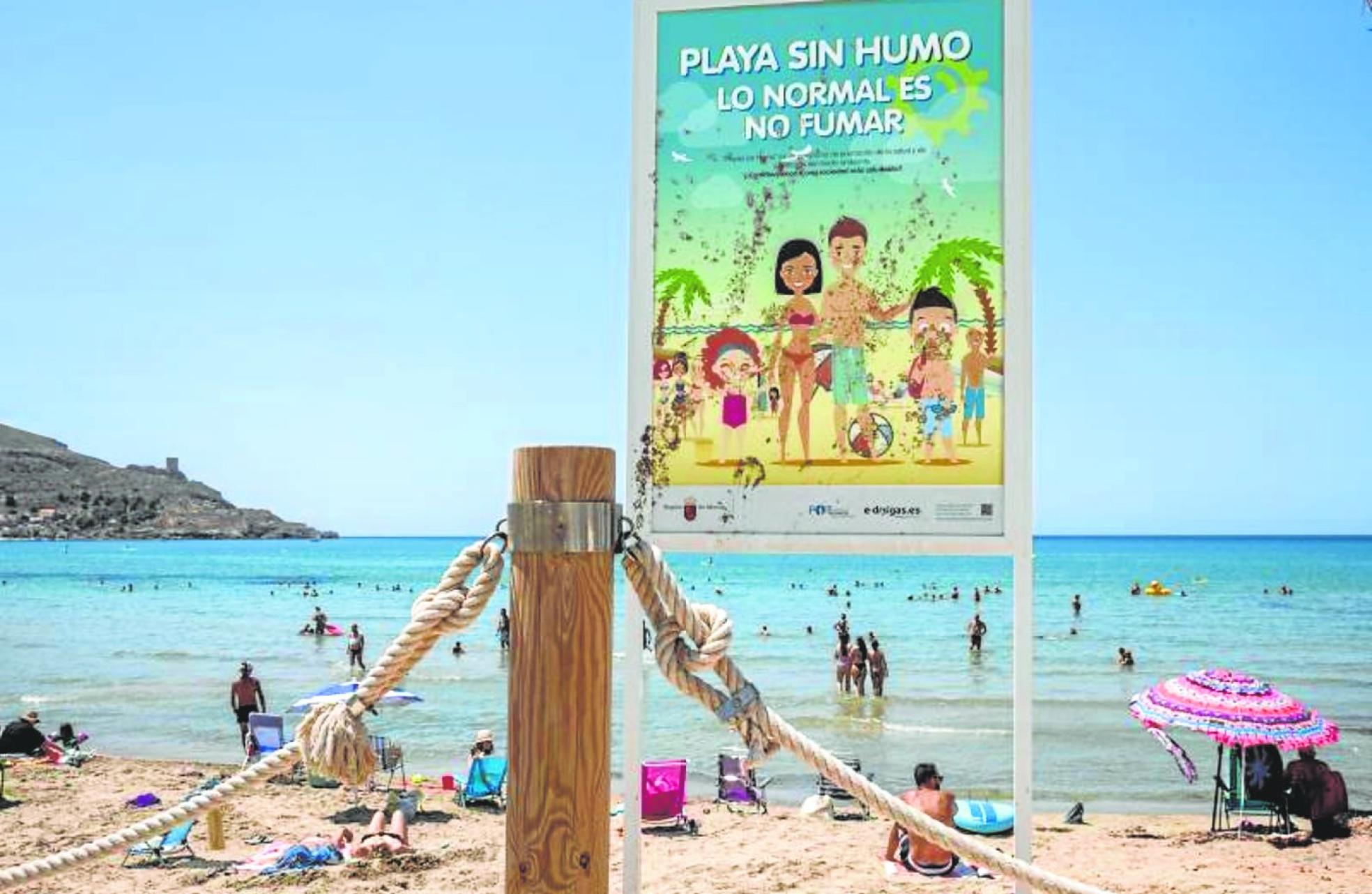 Los malos humos no se van de las playas de la Región de Murcia