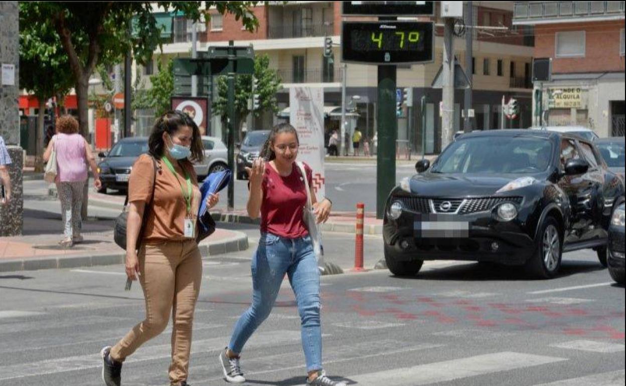 Un termómetro de Murcia marca 47 grados este lunes