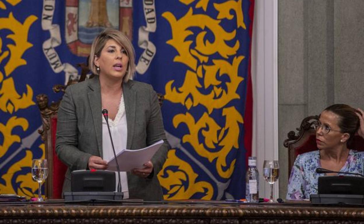 Noelia Arroyo y Ana Belén Castejón durante el pleno celebrado este martes. 