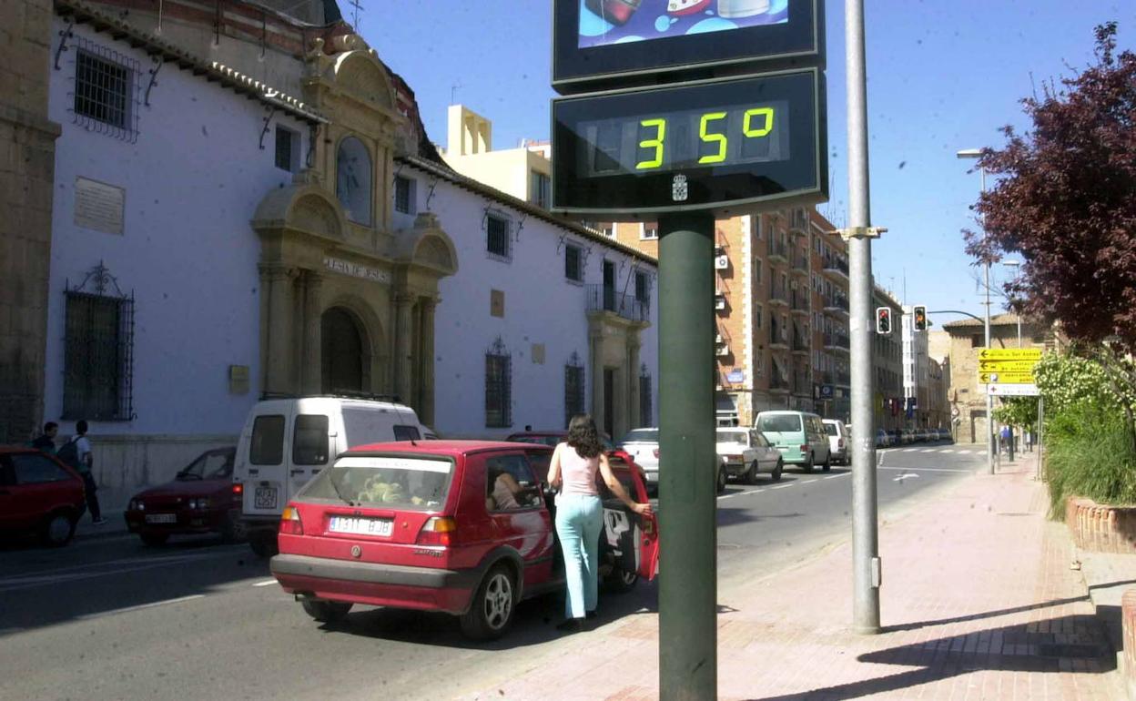 Un termómetro de Murcia marca 35 grados, en una imagen de archivo. 