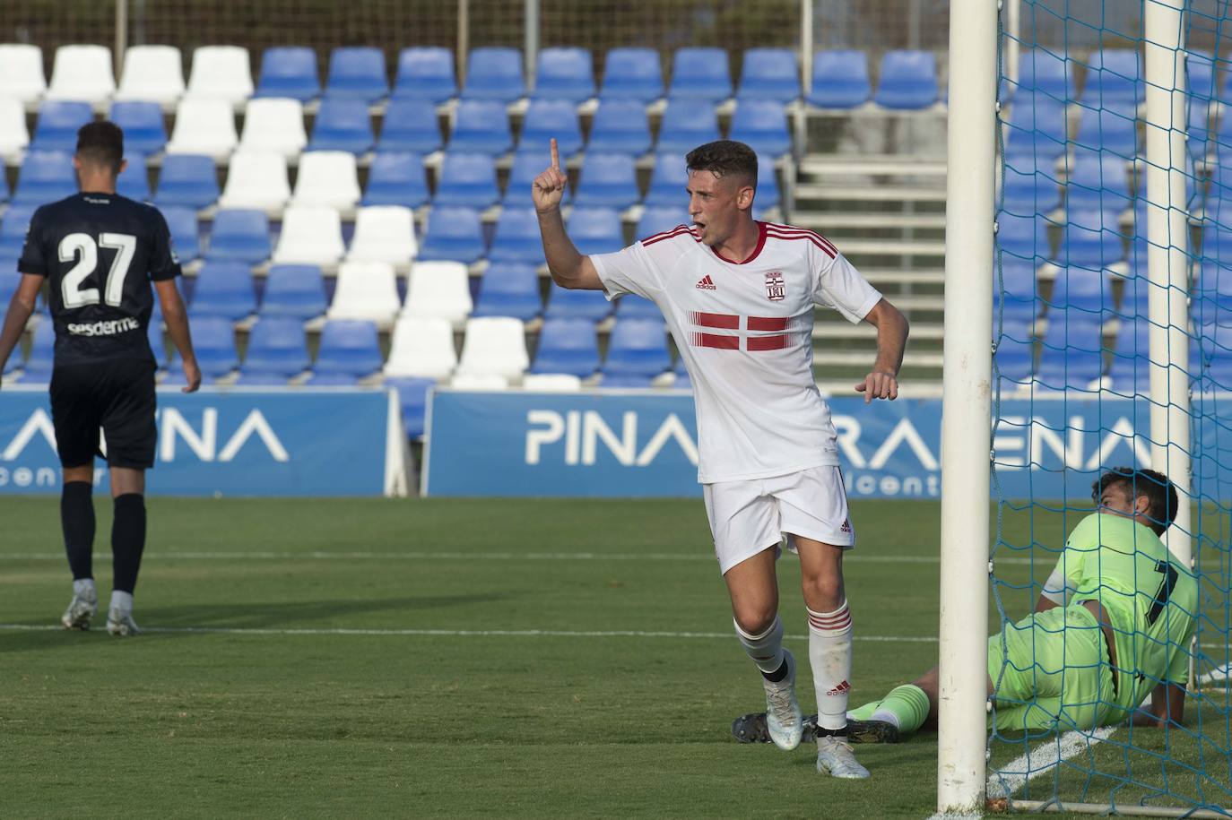 Fotos: El Efesé reverdece frente al Ibiza