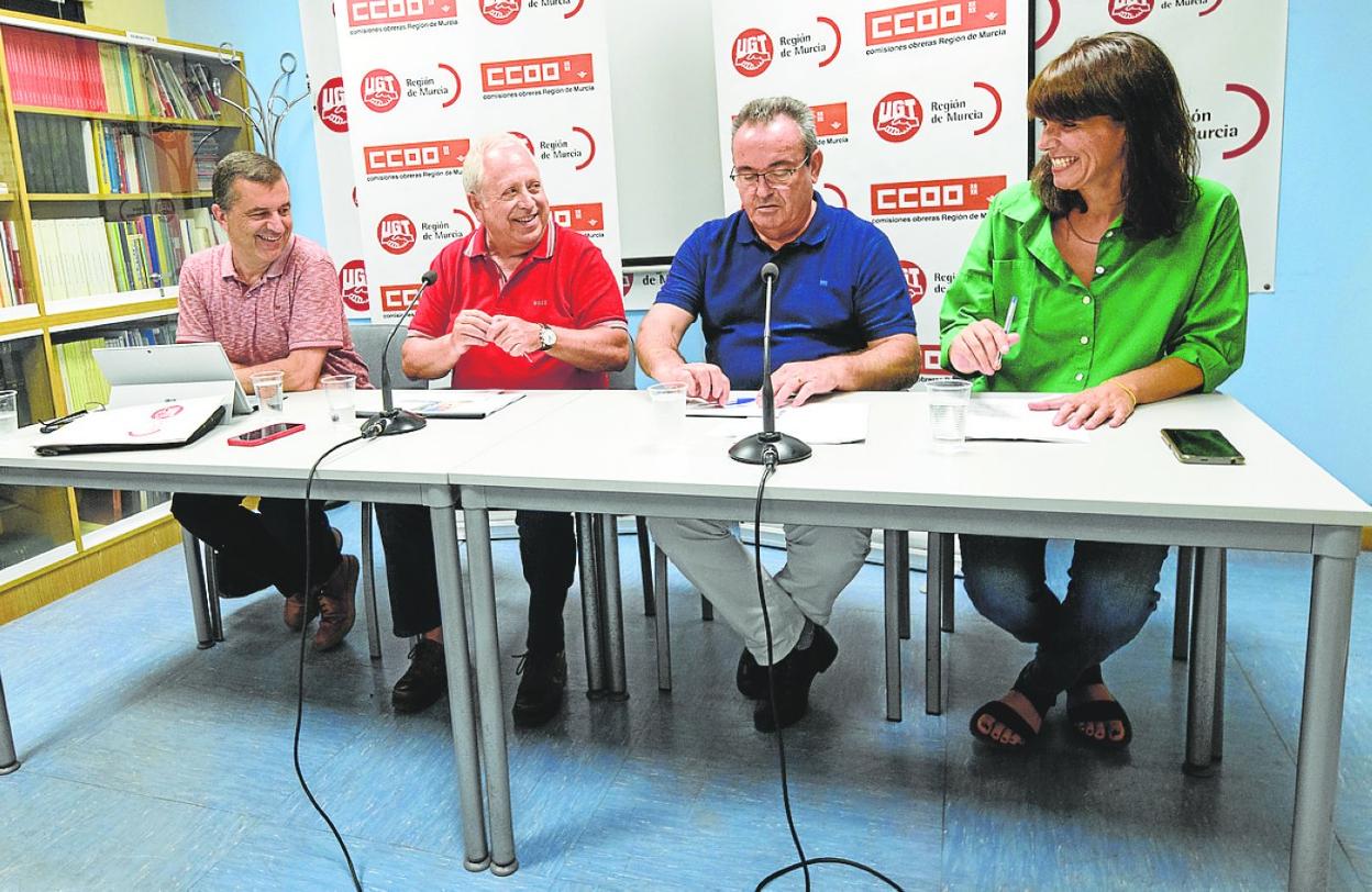 José Hernández Aparicio y Antonio Jiménez, de UGT, y Santiago Navarro y Teresa Fuentes, de Comisiones Obreras, en una rueda de prensa celebrada el pasado jueves. 