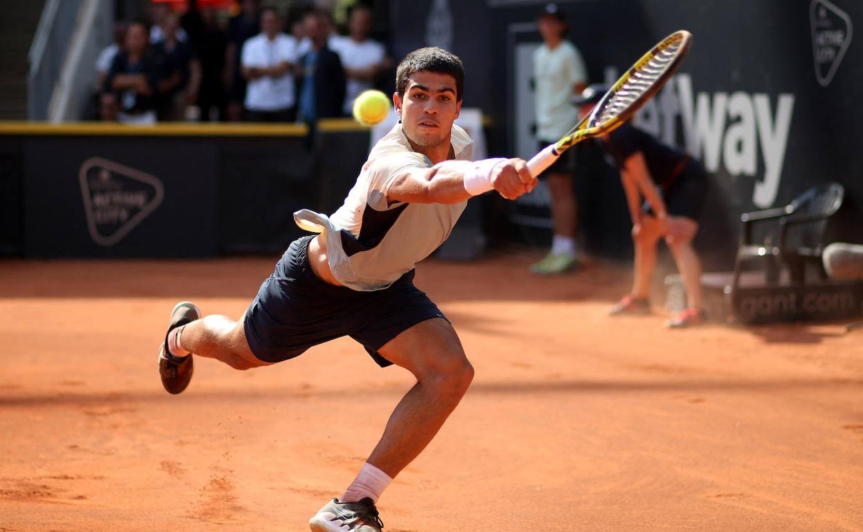 Carlos Alcaraz trata de golpear la bola en la final del torneo de Hamburgo ante Lorenzo Musetti