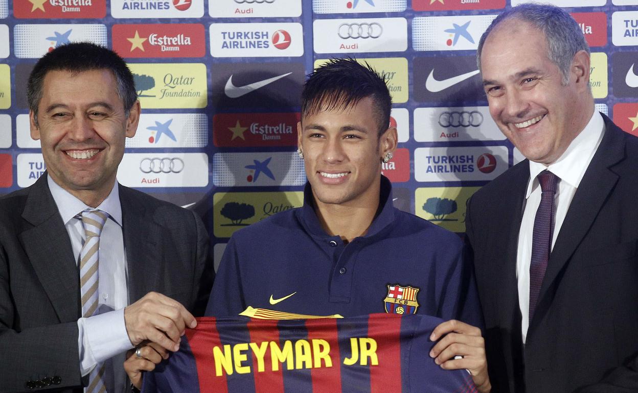 Neymar, entre Bartomeu y Zubizarreta, el día de su presentación con el Barcelona. 