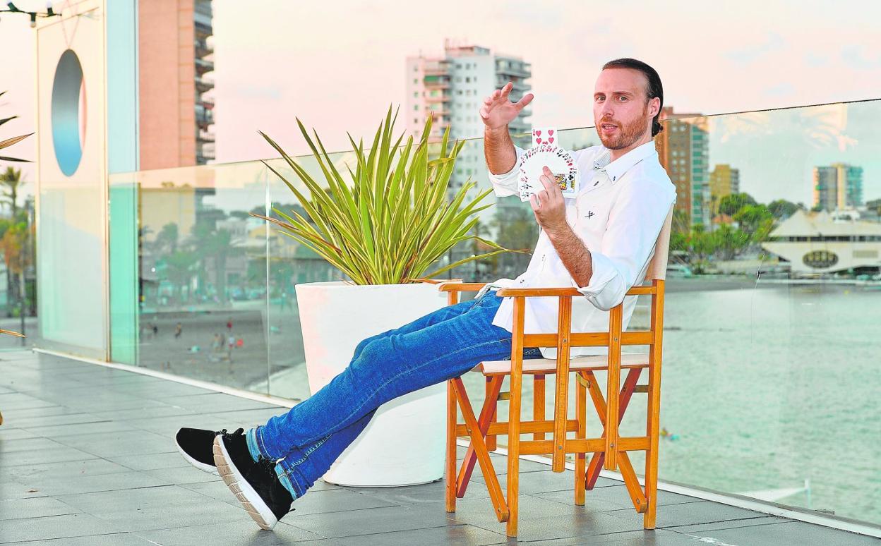 El mago e ilusionista Enrique de León (San Javier, 37 años), en la terraza del restaurante Miramar de Santiago de la Ribera.