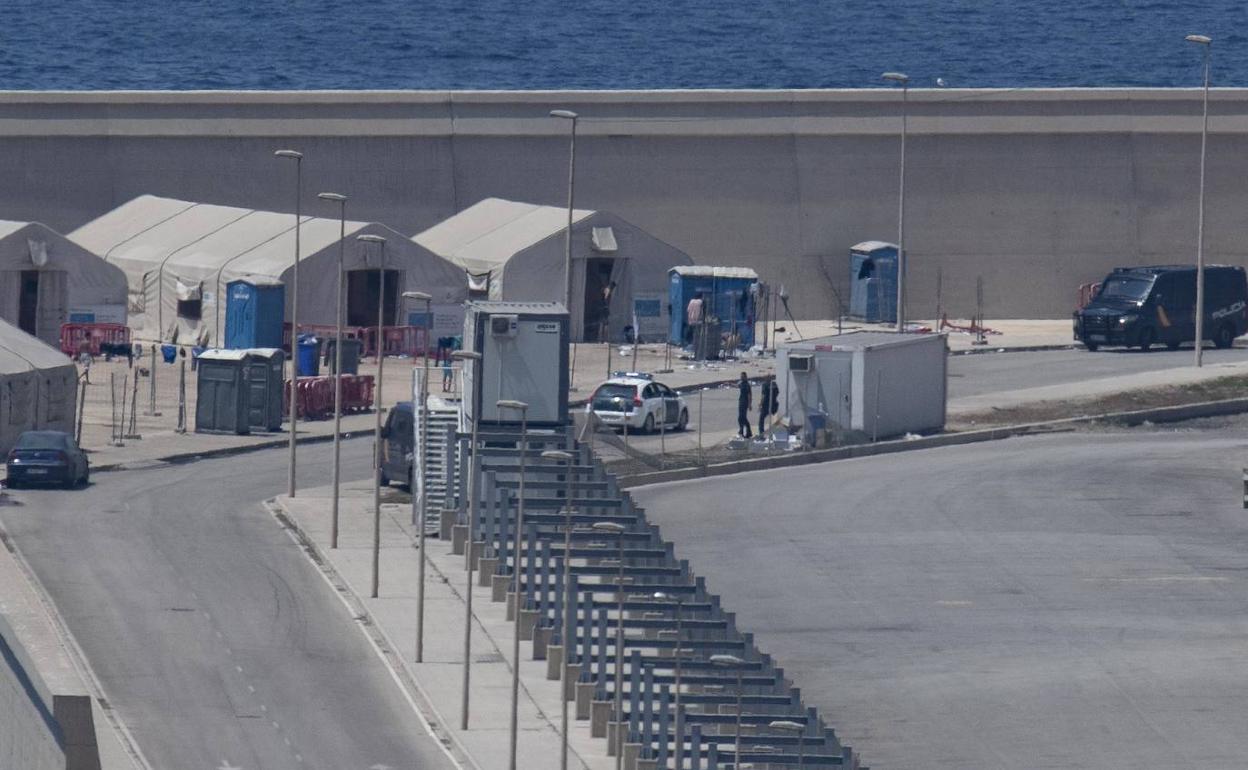 El campamento del puerto de Escombreras para acoger a las personas llegadas en patera a la Región.