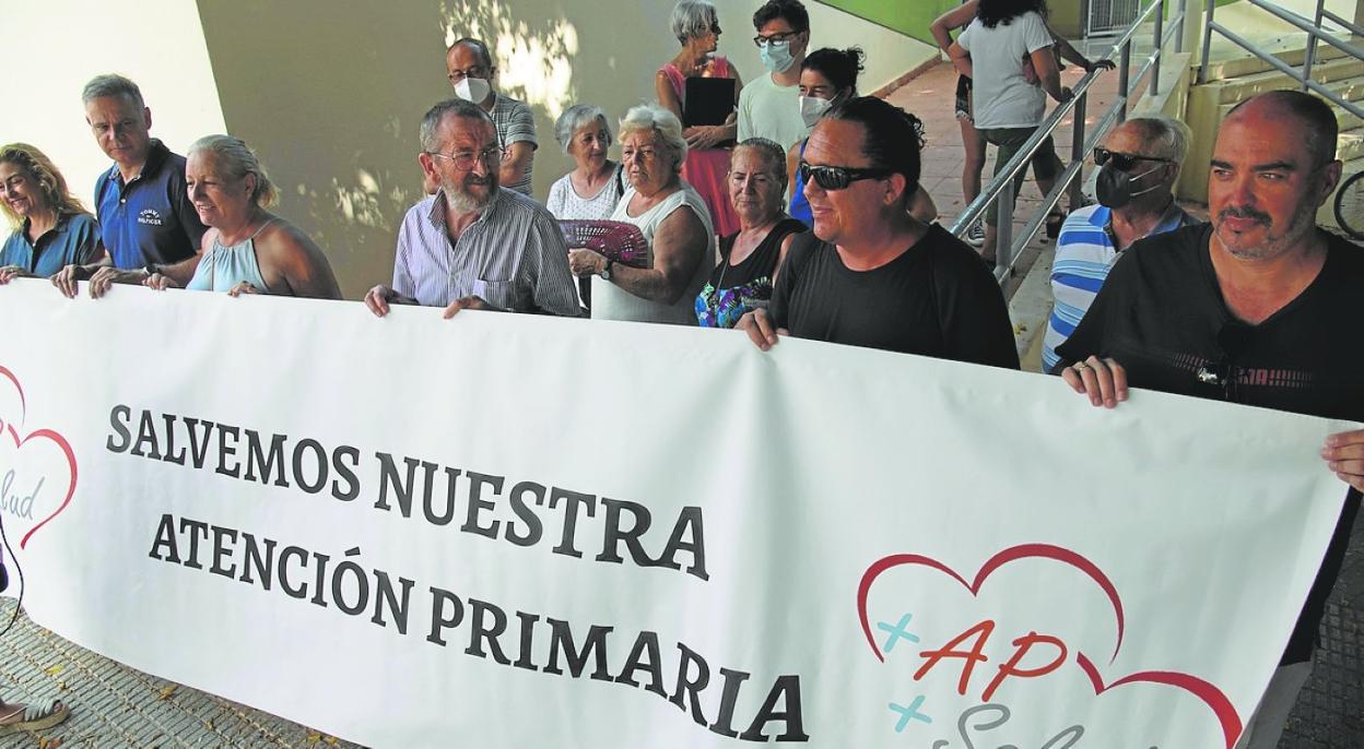Vecinos manifestándose a las puertas del consultorio médico de Los Nietos. 