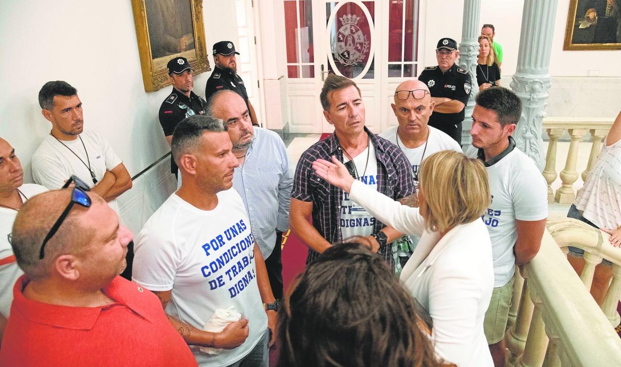 Diálogo entre Arroyo y varios representantes de los policías locales, ayer en el Palacio Consistorial antes de la entrada al Pleno. 