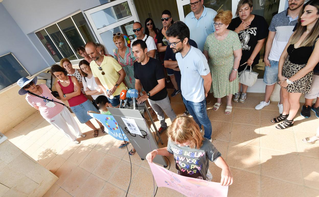 Los padres de los alumnos de la escuela infantil Los Granaos de Beniaján, durante la comparecencia en el centro. 