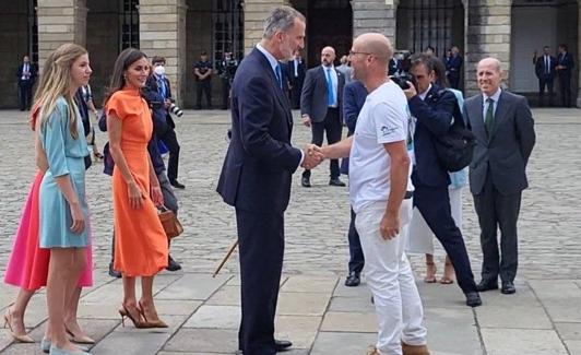 Los Reyes de España saludan a Iñigo de la Quadra-Salcedo, director de la Ruta Quetzal, tras asistir a la ofrenda del Apóstol Santiago.