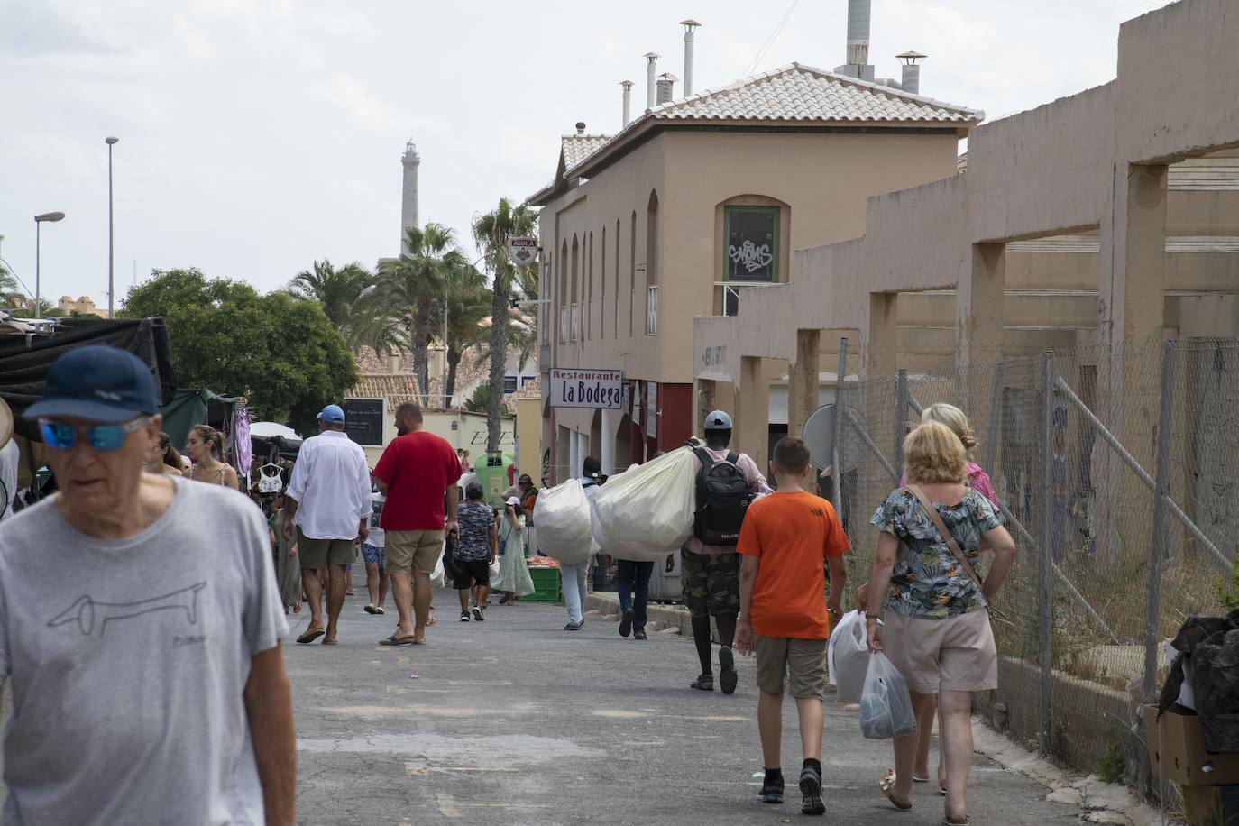 Fotos: Los manteros invaden el mercadillo de Cabo de Palos pese al dispositivo policial