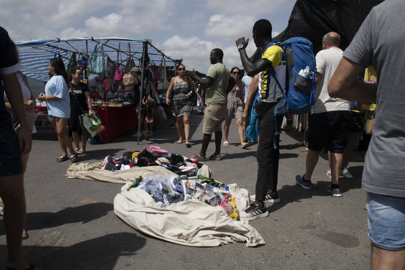 Fotos: Los manteros invaden el mercadillo de Cabo de Palos pese al dispositivo policial