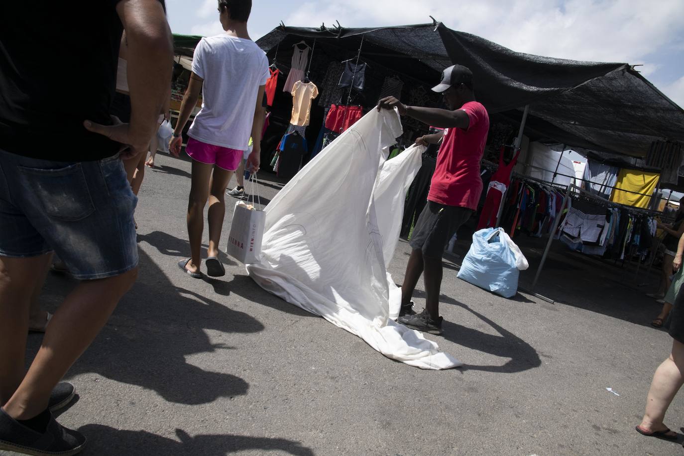 Fotos: Los manteros invaden el mercadillo de Cabo de Palos pese al dispositivo policial