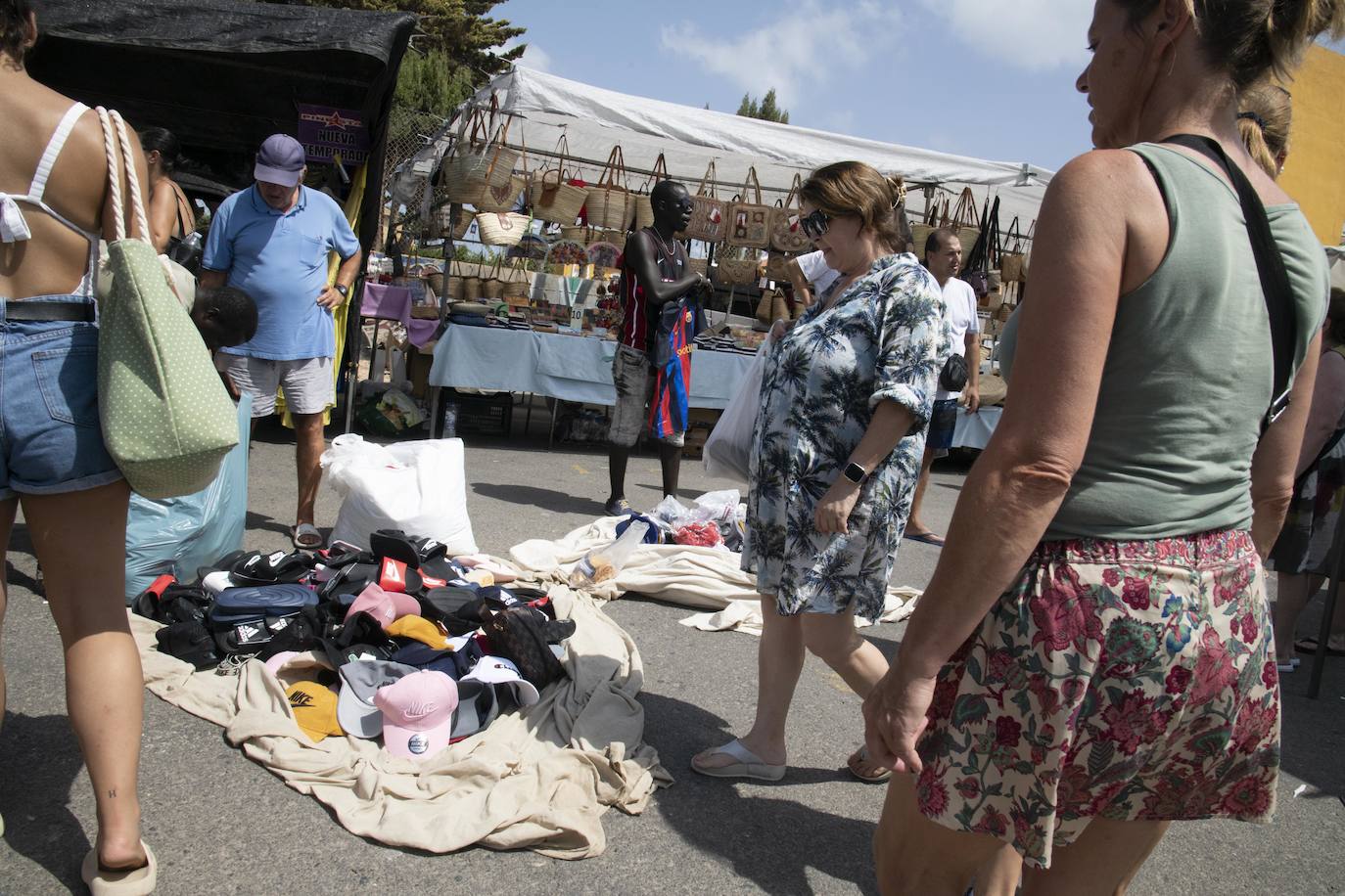 Fotos: Los manteros invaden el mercadillo de Cabo de Palos pese al dispositivo policial