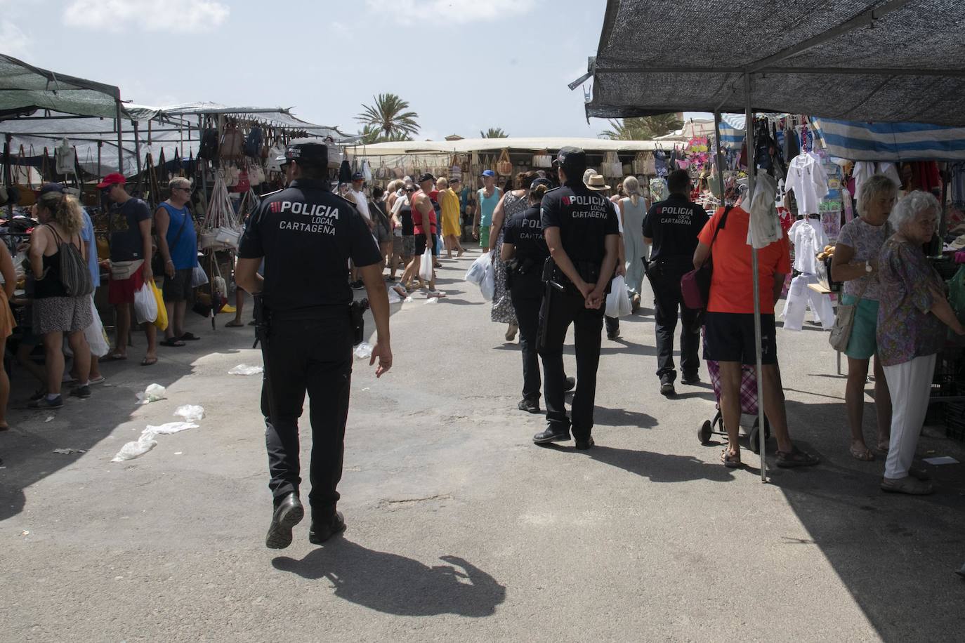 Fotos: Los manteros invaden el mercadillo de Cabo de Palos pese al dispositivo policial