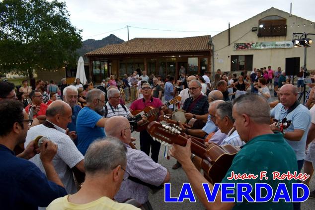 El pasado sábado, 30 de julio del 2022, en la explanada junto al Restaurante El Cortijo, en el Campo de San Juan, se celebró el XXX ENCUENTRO DE CUADRILLAS DE ANIMEROS EN EL NOROESTE MURCIANO. Las cuadrillas invitadas empezaron a llegar y a hacer música mientras se hacía la hora de degustar una merienda/cena que se les ofreció a las mismas. A continuación tuvo lugar el homenaje a Salvador Ondoño López, fallecido hace solo unos días.