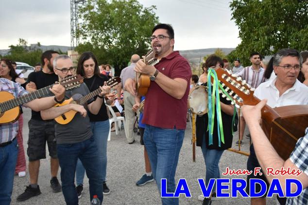 El pasado sábado, 30 de julio del 2022, en la explanada junto al Restaurante El Cortijo, en el Campo de San Juan, se celebró el XXX ENCUENTRO DE CUADRILLAS DE ANIMEROS EN EL NOROESTE MURCIANO. Las cuadrillas invitadas empezaron a llegar y a hacer música mientras se hacía la hora de degustar una merienda/cena que se les ofreció a las mismas. A continuación tuvo lugar el homenaje a Salvador Ondoño López, fallecido hace solo unos días.