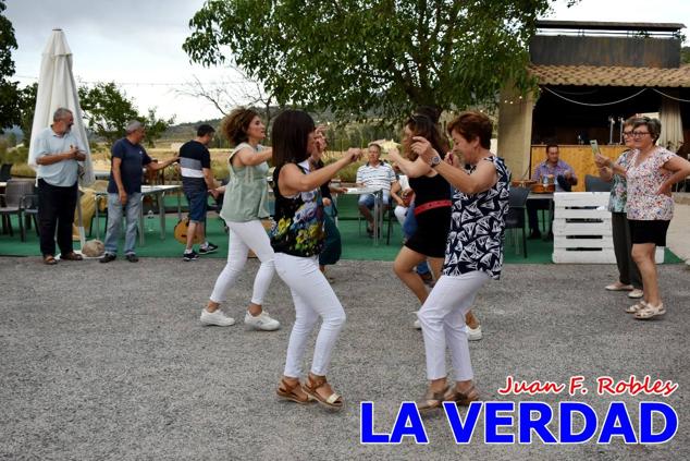 El pasado sábado, 30 de julio del 2022, en la explanada junto al Restaurante El Cortijo, en el Campo de San Juan, se celebró el XXX ENCUENTRO DE CUADRILLAS DE ANIMEROS EN EL NOROESTE MURCIANO. Las cuadrillas invitadas empezaron a llegar y a hacer música mientras se hacía la hora de degustar una merienda/cena que se les ofreció a las mismas. A continuación tuvo lugar el homenaje a Salvador Ondoño López, fallecido hace solo unos días.