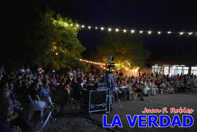 El pasado sábado, 30 de julio del 2022, en la explanada junto al Restaurante El Cortijo, en el Campo de San Juan, se celebró el XXX ENCUENTRO DE CUADRILLAS DE ANIMEROS EN EL NOROESTE MURCIANO. Las cuadrillas invitadas empezaron a llegar y a hacer música mientras se hacía la hora de degustar una merienda/cena que se les ofreció a las mismas. A continuación tuvo lugar el homenaje a Salvador Ondoño López, fallecido hace solo unos días.