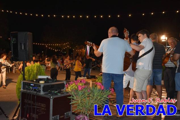 El pasado sábado, 30 de julio del 2022, en la explanada junto al Restaurante El Cortijo, en el Campo de San Juan, se celebró el XXX ENCUENTRO DE CUADRILLAS DE ANIMEROS EN EL NOROESTE MURCIANO. Las cuadrillas invitadas empezaron a llegar y a hacer música mientras se hacía la hora de degustar una merienda/cena que se les ofreció a las mismas. A continuación tuvo lugar el homenaje a Salvador Ondoño López, fallecido hace solo unos días.