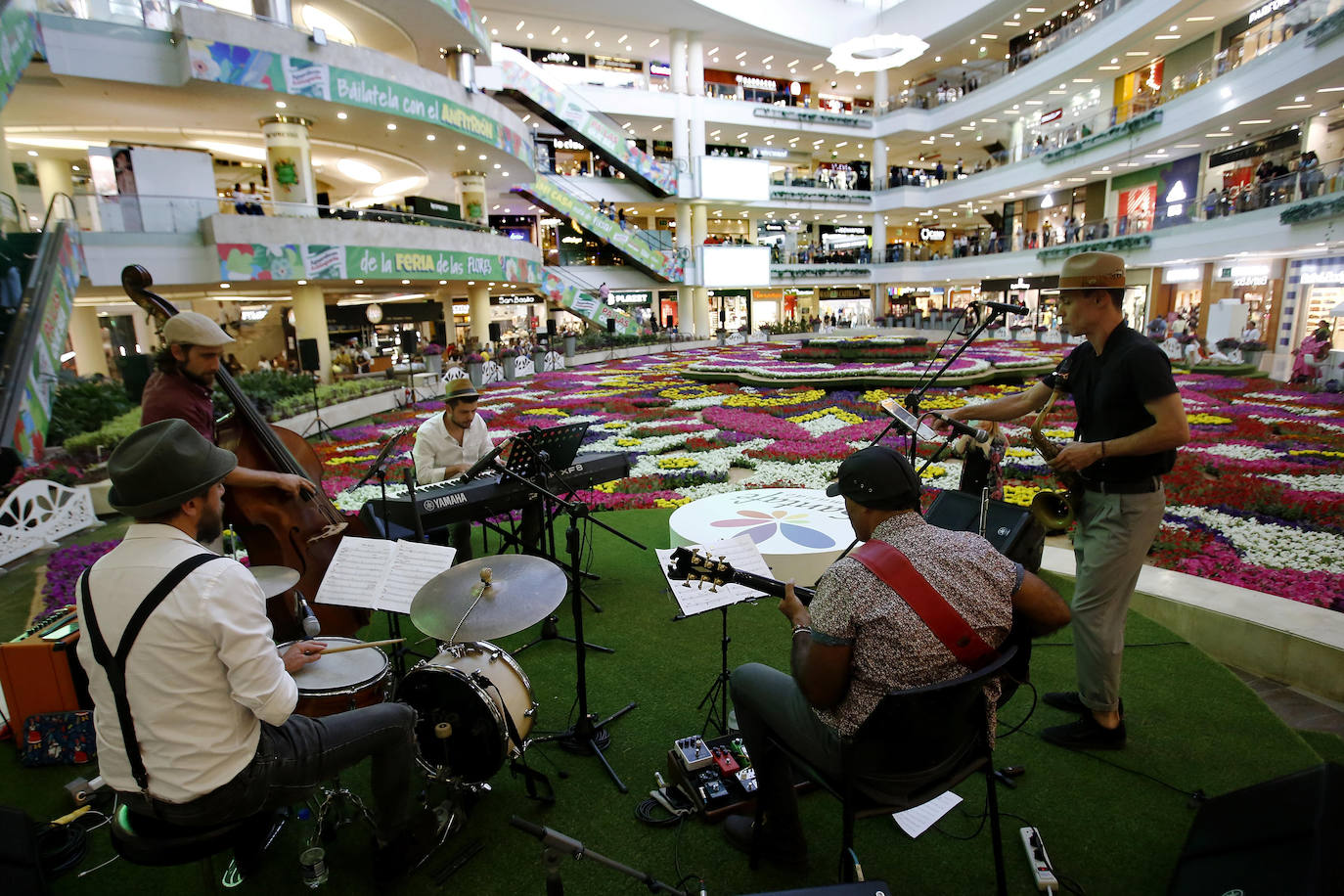 Fotos: Las flores invaden un centro comercial de Medellín