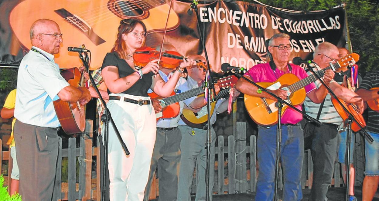 La nieta de Salvador Ondoño interpreta una malagueña con su violín. 