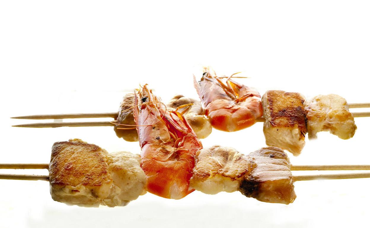 Brochetas de gamba y rape. 