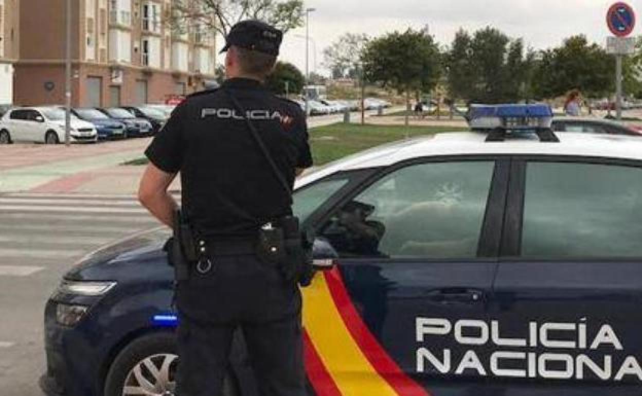 Un agente de la Policía Nacional, junto a un vehículo, en una imagen de archivo.
