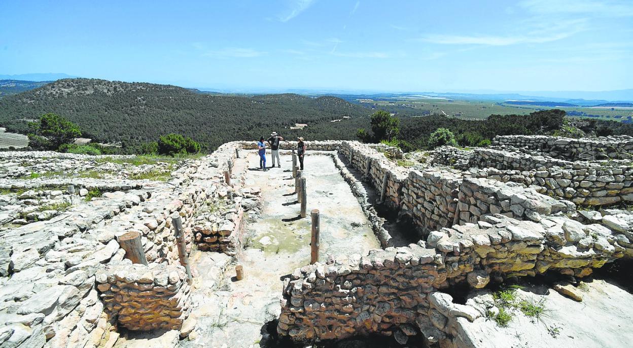 Eva Celdrán y Vicente Lull este verano en el palacio del yacimiento de La Almoloya. 