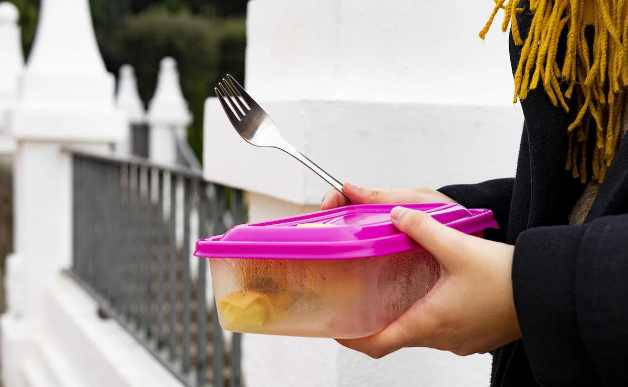 Calentar comidas en recipientes de plástico en el microondas