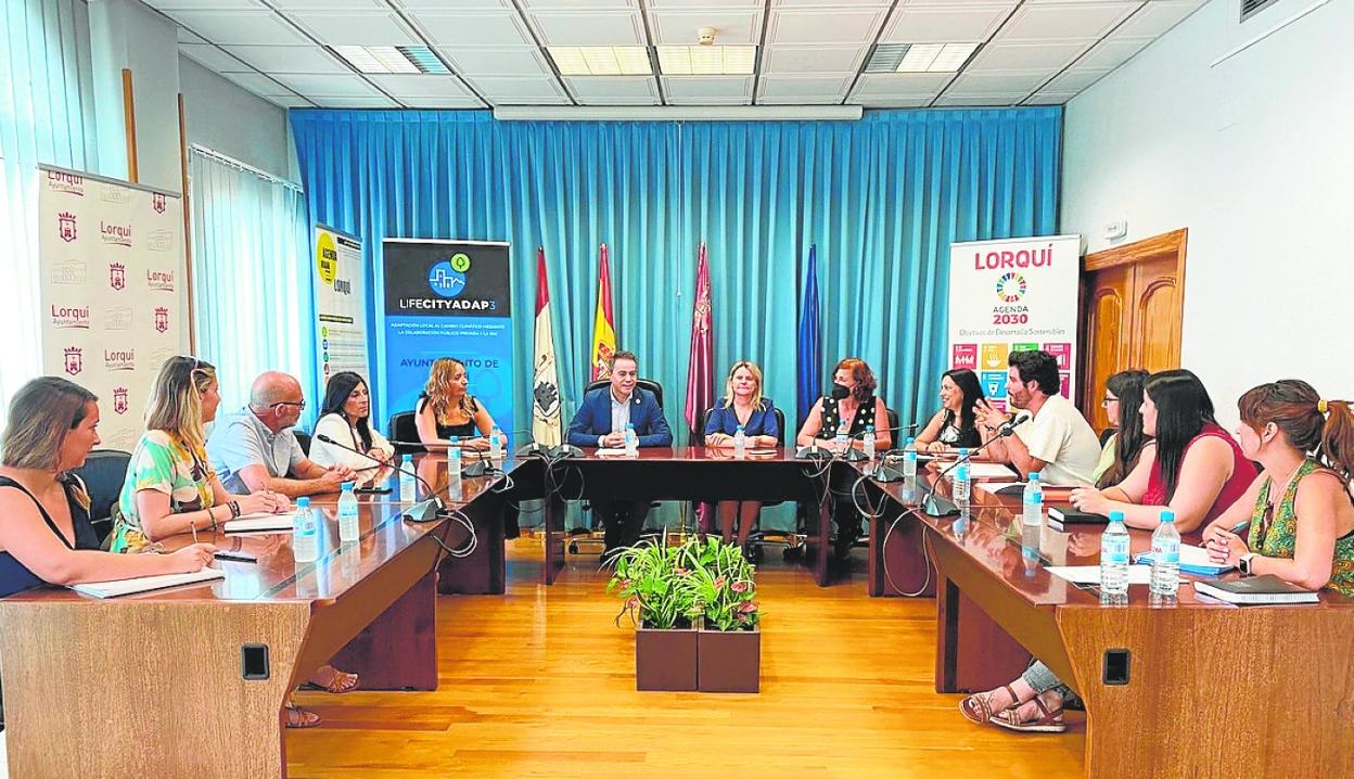 El alcalde, Joaquín Hernández, se dirige a los asistentes durante la presentación de Lares. 