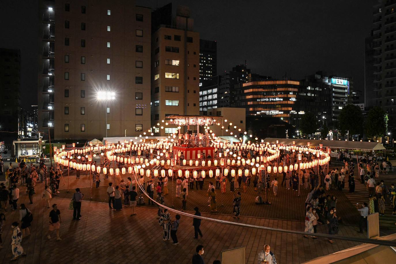 Fotos: La danza de Tokio que honra a los espíritus ancestrales