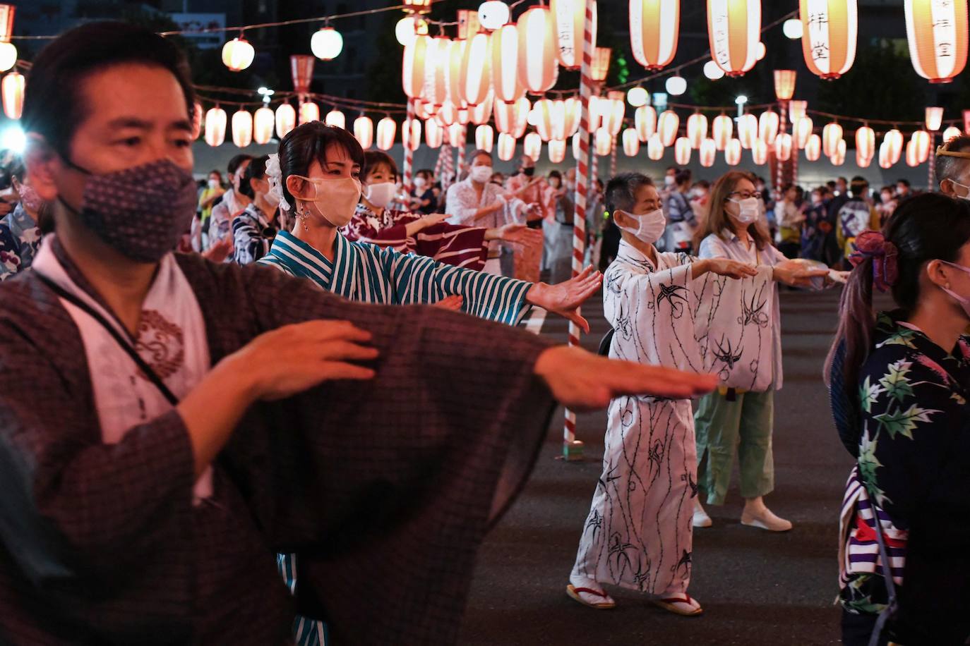 Fotos: La danza de Tokio que honra a los espíritus ancestrales