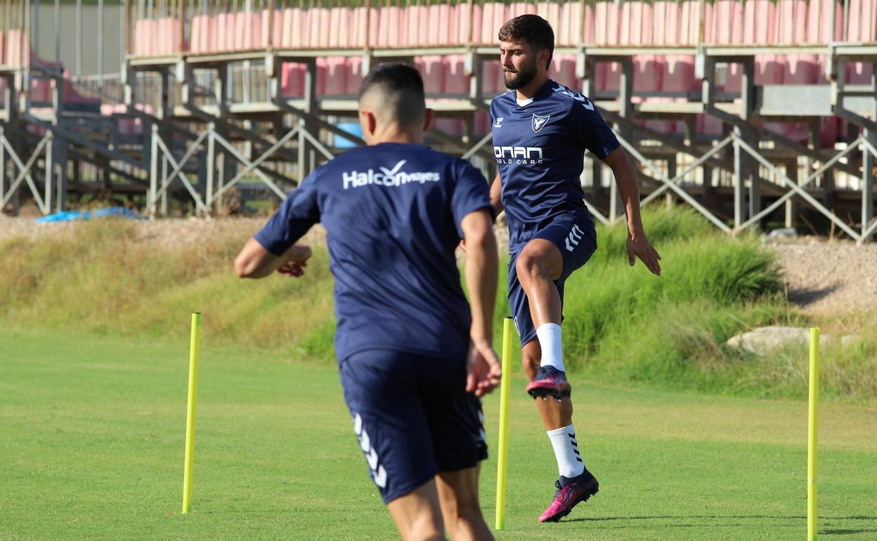 Chuma, al fondo, en un entrenamiento del UCAM en El Mayayo.