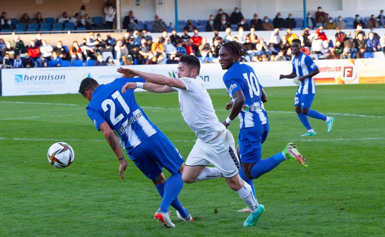 Gaffoor, autor del gol que dio ayer la victoria al Águilas, frena al visitante Valdivia, observado por el local Junior.