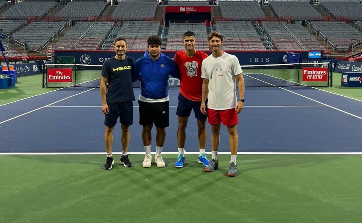 Alcaraz, acompañado de su equipo técnico, este sábado en una de las pistas del Masters 1000 de Montreal. 