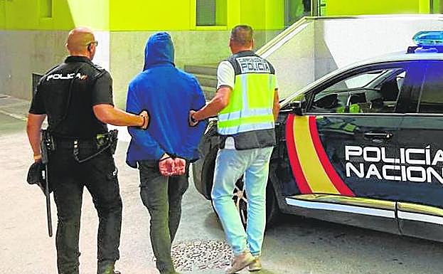 Agentes de la Comisaría de Cartagena trasladan a un piloto detenido.