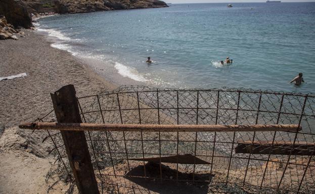 Alambrada que impide el paso a playa Losa y al fondo Cala Morena.