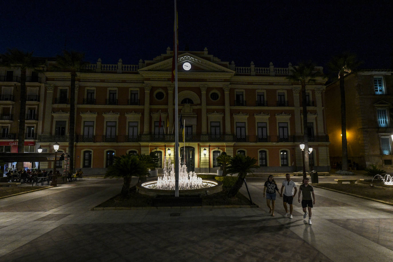 Fotos: Menos luces en Murcia en el primer día de aplicación de la ley de ahorro energético