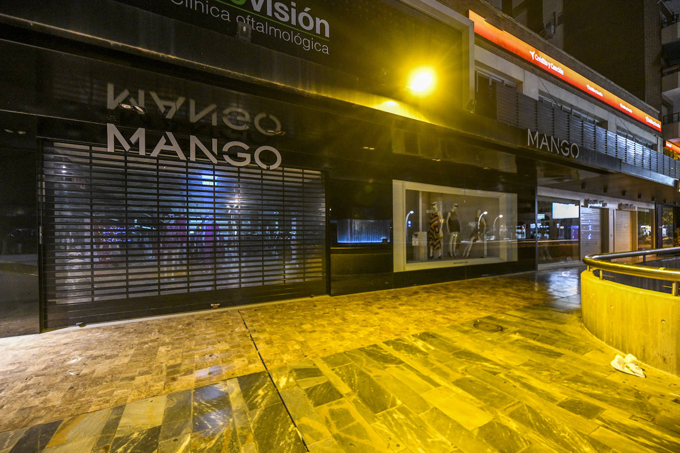 Fotos: Menos luces en Murcia en el primer día de aplicación de la ley de ahorro energético