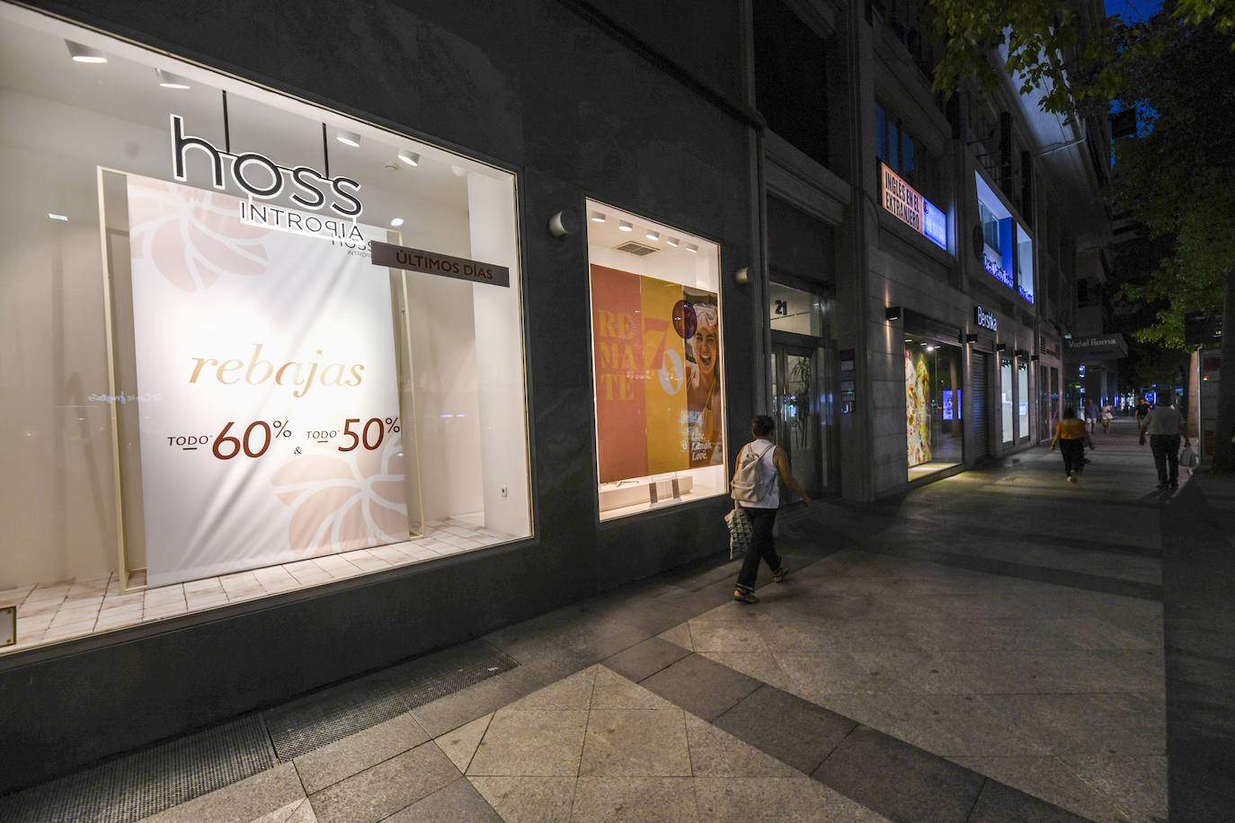 Fotos: Menos luces en Murcia en el primer día de aplicación de la ley de ahorro energético