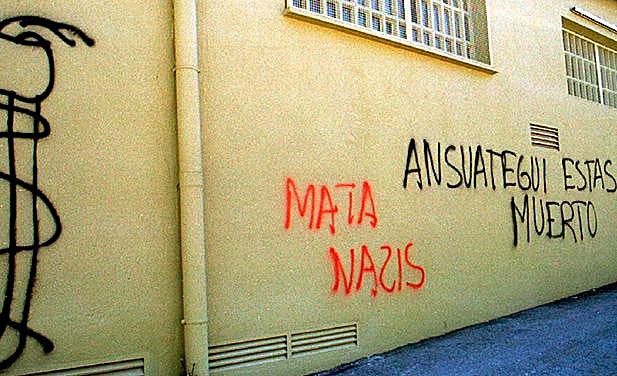 Imagen principal - Pintadas con amenazas de ETA en localidades vascas. 