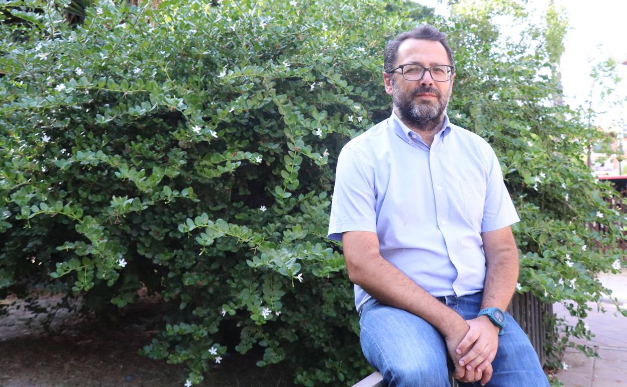 El sociólogo murciano Juan Antonio Balsalobre en un parque de la ciudad de Murcia. 