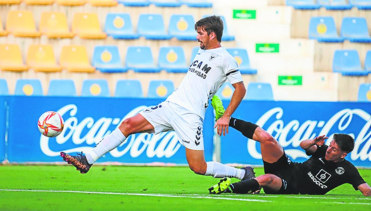 Mario Abenza, ayer, con la pelota. 