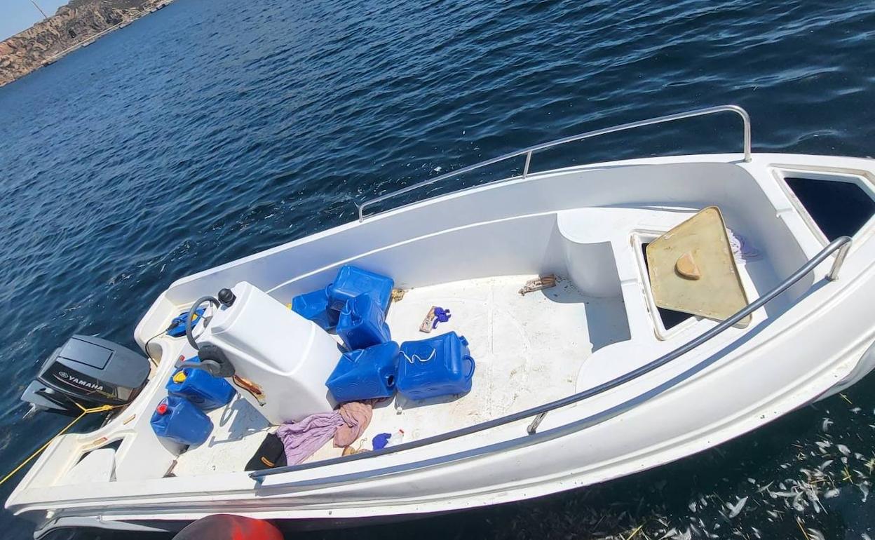 Embarcación en la que viajaban hacinados los 15 inmigrantes.