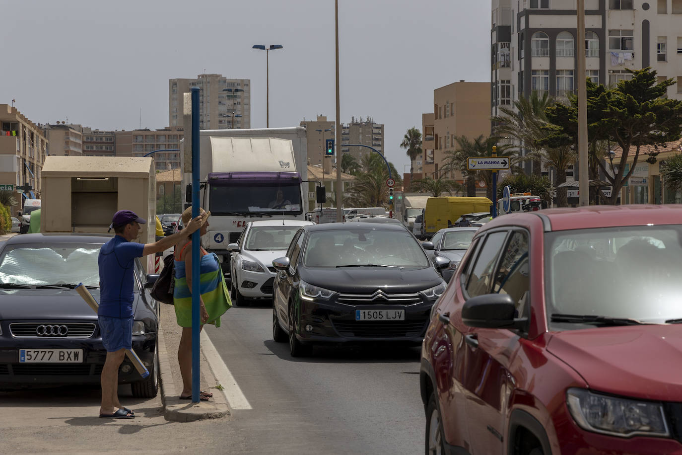 Fotos: La Manga registra grandes atascos en su entrada